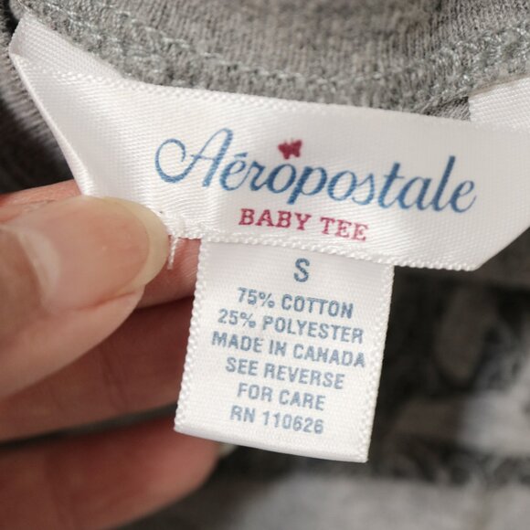 Grey Goth Calligraphy Baby Tee 🦇 AEROPOSTALE - Picture 5 of 6